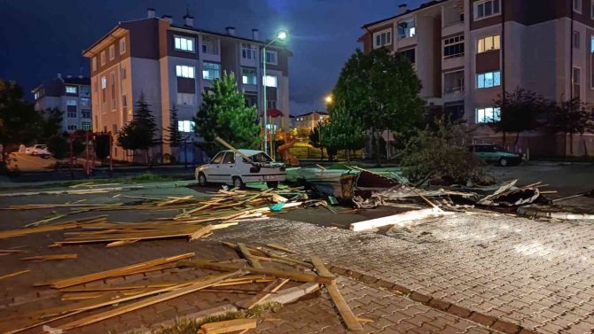 Rüzgarda Uçan Çatı Kağıt Gibi Katlandı: 1 Yaralı