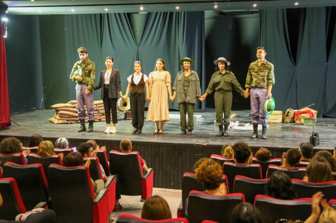 İ̇zmirli Öğrenciler, İki Tiyatro Oyununu Sahneledi