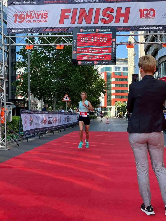 Manisalı Sporcu Özlem Işık, İ̇zmir’de Kürsüde Yer Aldı