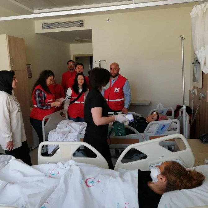 Otobüs Kazasında Yaralanan 23 Öğrencinin Tedavisi Devam Ediyor