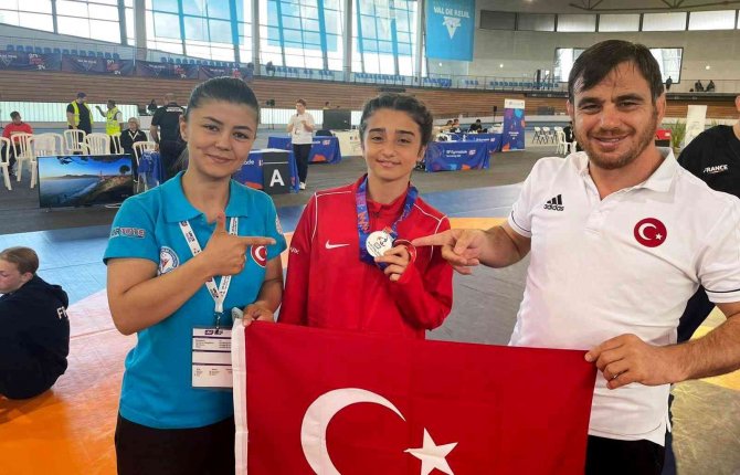 Lise Öğrencisi Aybüke Okul Sporlarında Dünya İkincisi Oldu