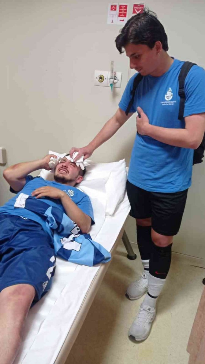 Pendik’te Amatör Maçta Saha Boks Ringine Döndü 4 Futbolcu Yaralandı