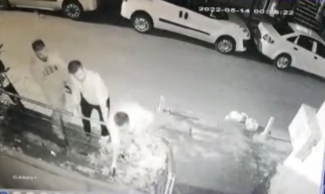 İ̇stanbul’da Silahlı Saldırı Kamerada: “Harun Çık Dışarıya” Diyerek Ateş Etti