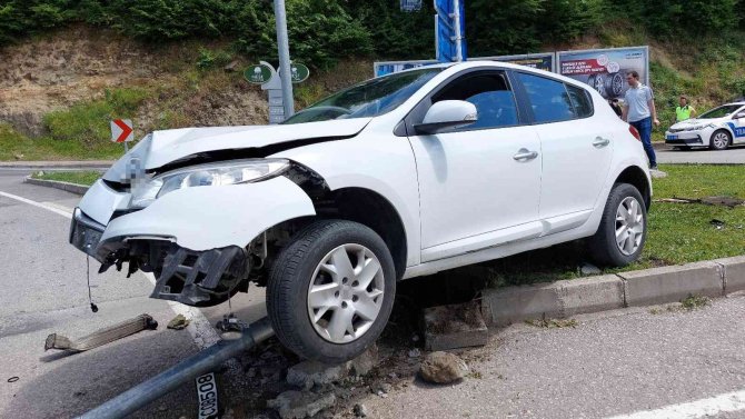 Samsun’da Trafik Lambasına Çarpan Otomobil Hurdaya Döndü