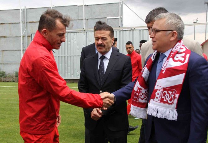 Vali Şimşek’ten Sivasspor’a Final Maçı Öncesi Moral Ziyareti