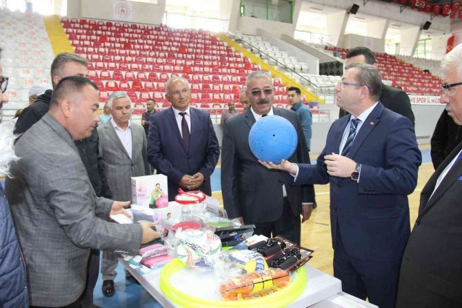 Özel Eğitim Okullarına Spor Malzemesi Dağıtıldı