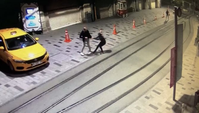 Taksim’de Dehşet Anları Kamerada: İ̇ngiliz Turisti Bıçaklayıp Gasp Ettiler