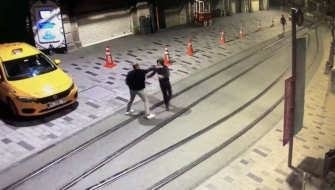 Taksim’de Dehşet Anları Kamerada: İ̇ngiliz Turisti Bıçaklayıp Gasp Ettiler