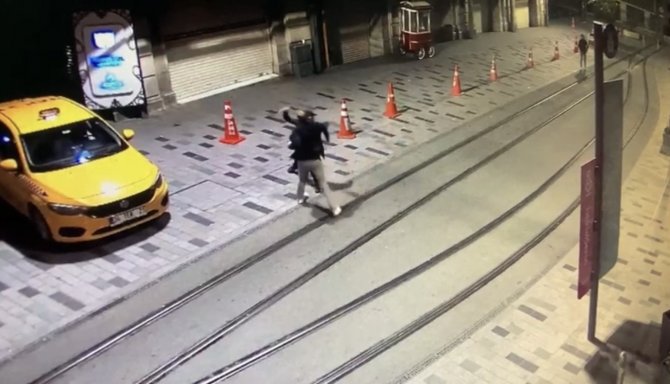 Taksim’de Dehşet Anları Kamerada: İ̇ngiliz Turisti Bıçaklayıp Gasp Ettiler