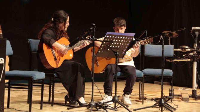 Tatvan’da Minik Müzisyenler Yeteneklerini Sergiledi