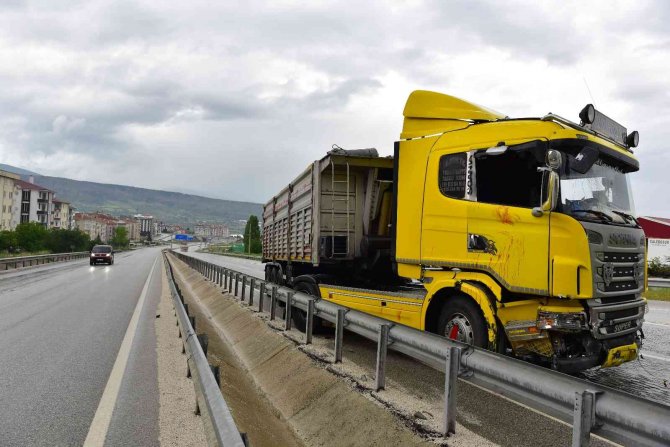 D100’deki Kazada Tır Şoförü Camdan Atladı