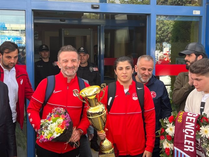Dünya Şampiyonu Busenaz Sürmeneli Trabzon’a Mehteranla Karşılandı