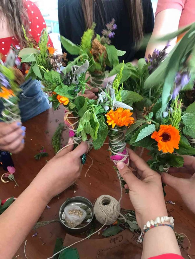 Burhaniye’ De Bubfa Öğrencileri Bitkilerle Tütsü Yapımı Etkinliğine Katıldı