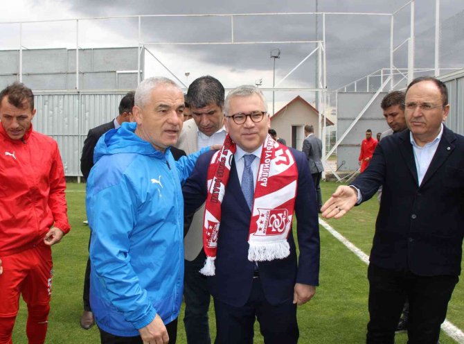 Vali Şimşek’ten Sivasspor’a Final Maçı Öncesi Moral Ziyareti