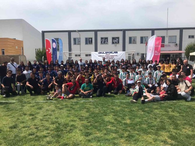 Kriket Türkiye Şampiyonu Uluslararası Ömer Halisdemir Anadolu İ̇mam Hatip Lisesi Oldu