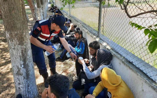 İ̇zmir’de 237 Düzensiz Göçmen İle 10 İnsan Kaçakçısı Yakalandı