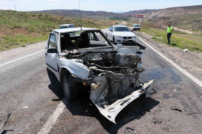 Otomobiller Kafa Kafaya Çarpıştı: 2 Yaralı
