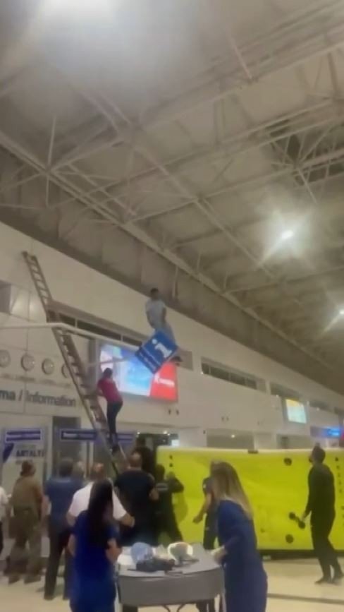 Yabancı Turistin Havalimanındaki İntihar Teşebbüsü Ve Kurtarılma Anları Kamerada