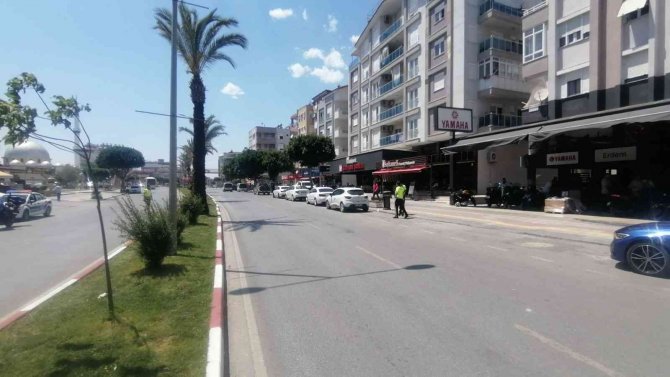 Seyir Halinde Otomobile Temas Eden Motosiklet, Yolda Sürüklenip Refüje Çıktı: 1 Yaralı