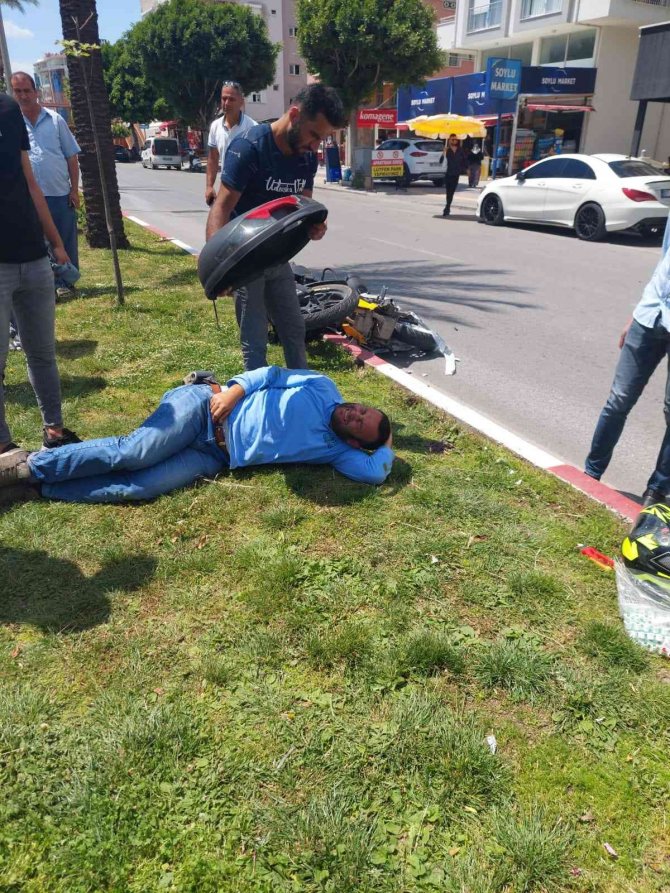 Seyir Halinde Otomobile Temas Eden Motosiklet, Yolda Sürüklenip Refüje Çıktı: 1 Yaralı