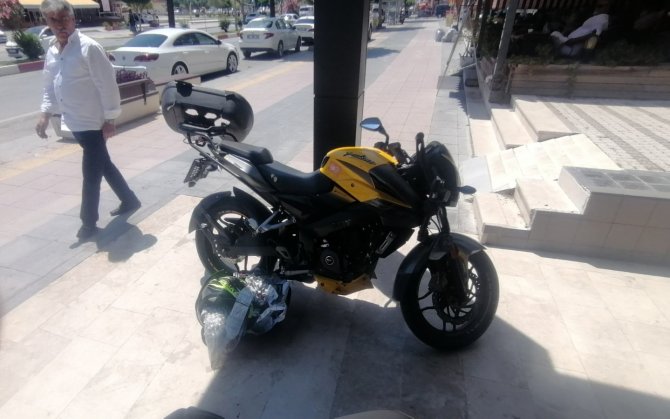 Seyir Halinde Otomobile Temas Eden Motosiklet, Yolda Sürüklenip Refüje Çıktı: 1 Yaralı