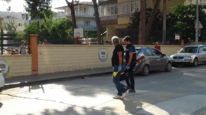 Elinde Alkol Şişesiye Sokakta Ateş Edip Arkadaşını Vurdu, Seken Saçma 11 Yaşındaki Çocuğu Da Yaraladı