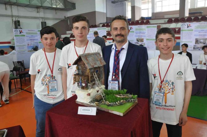 Atık Malzemelerden Tertemiz Dünya İnşa Ettiler