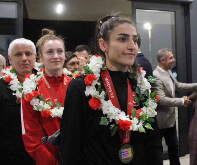 Avrupa Şampiyonu Olan Tekvando Milli Takımı Yurda Döndü