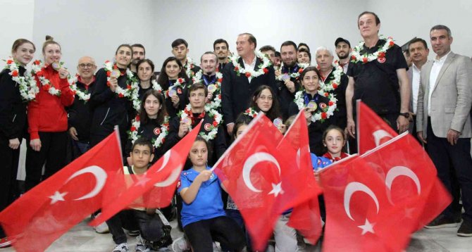 Avrupa Şampiyonu Olan Tekvando Milli Takımı Yurda Döndü