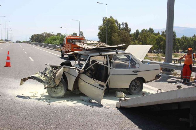 Bariyere Çarpan Otomobil Hurdaya Döndü