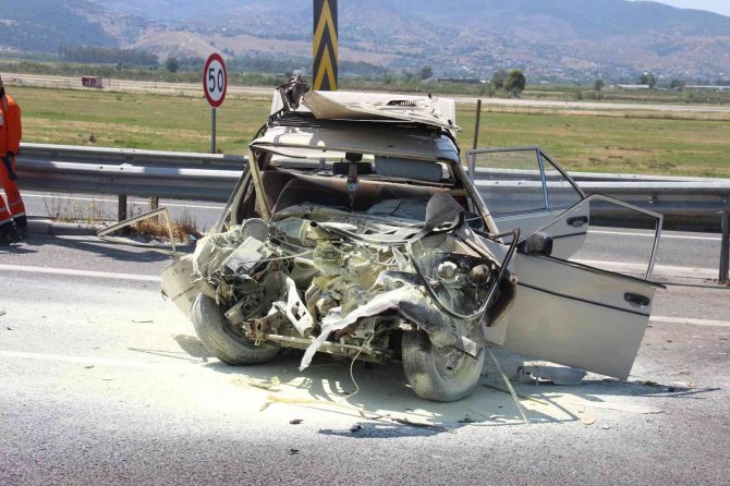Bariyere Çarpan Otomobil Hurdaya Döndü