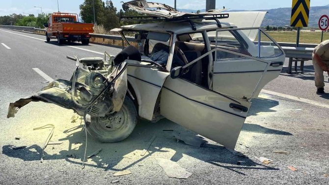Bariyere Çarpan Otomobil Hurdaya Döndü