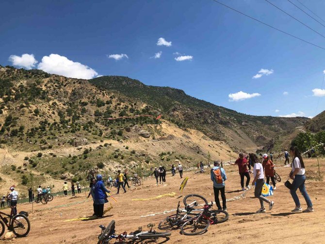 Kozluk Meslek Yüksekokulu Öğrencileri Bisiklet Ve Uçurtma Etkinliği Düzenledi