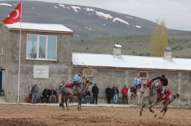 Muhabir Cirit Atının Altında Kalmaktan Ani Refleksle Son Anda Kurtuldu