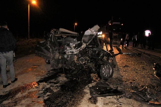 Otomobil İş Makinesine Çarptı: 1 Ölü, 1 Yaralı