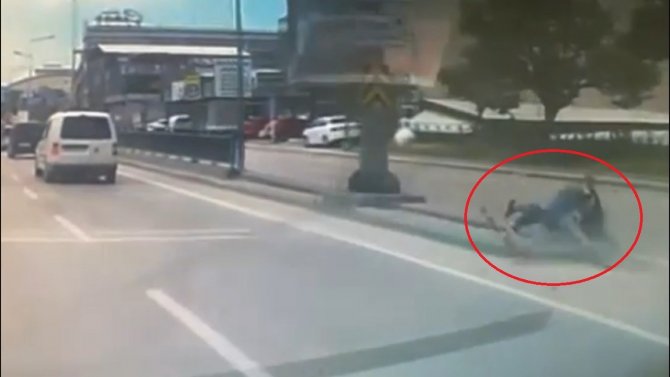 Bursa’da Görülmemiş Kaza..motosiklet Sürücüsünün Ölümden Döndüğü Anlar Kamerada