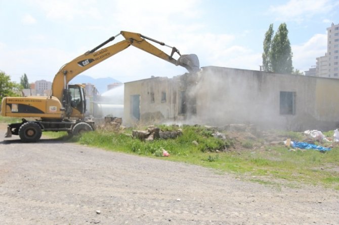 Melikgazi’de 600’ E Yakın Metruk Yapı Yıkıldı