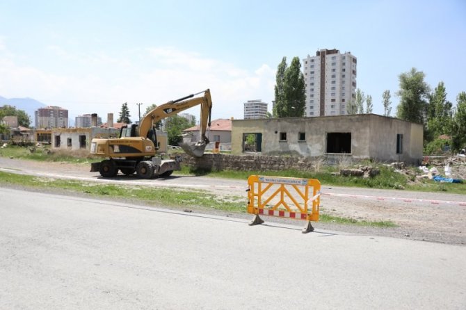 Melikgazi’de 600’ E Yakın Metruk Yapı Yıkıldı