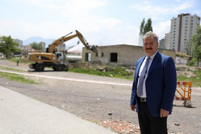 Melikgazi’de 600’ E Yakın Metruk Yapı Yıkıldı