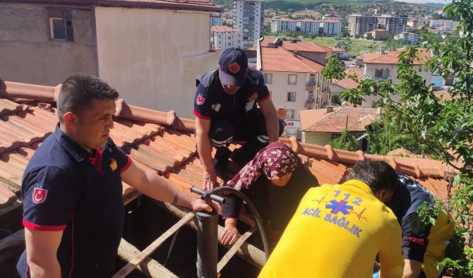 İ̇laçlama Yapmak İçin Çıktığı Çatıda Ayağını Kırdı