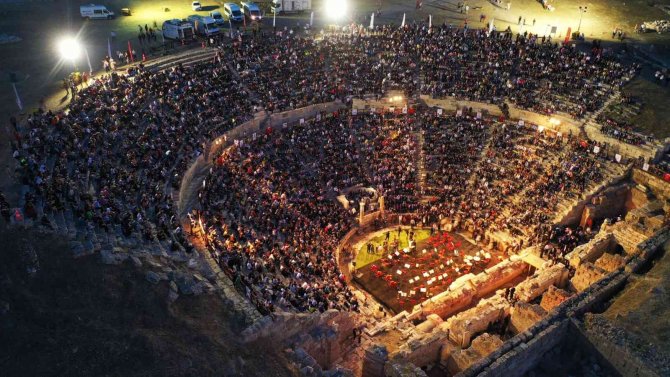Ezgiler 2 Bin Yıllık Antik Tiyatroda 1690 Yıl Sonra Yeniden Yankılandı