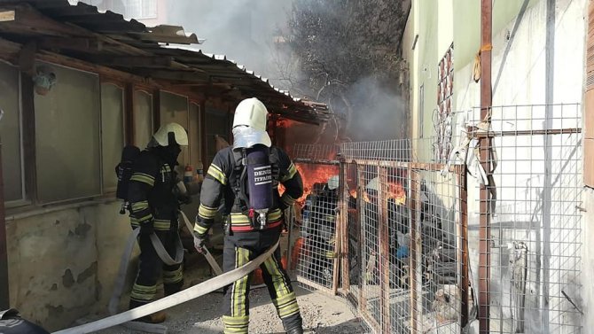 Depo Olarak Kullanılan Ev Alevlere Teslim Oldu