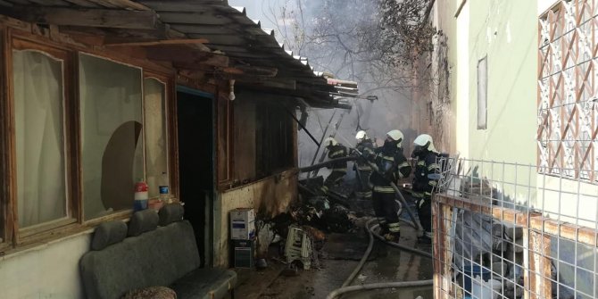 Depo Olarak Kullanılan Ev Alevlere Teslim Oldu