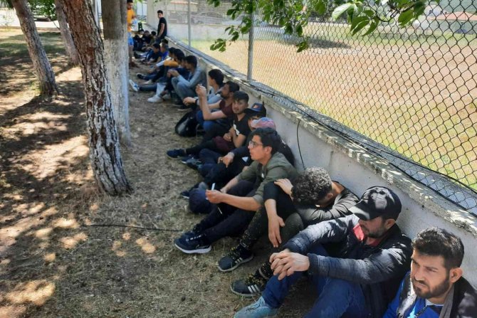 İ̇zmir’de 237 Düzensiz Göçmen İle 10 İnsan Kaçakçısı Yakalandı