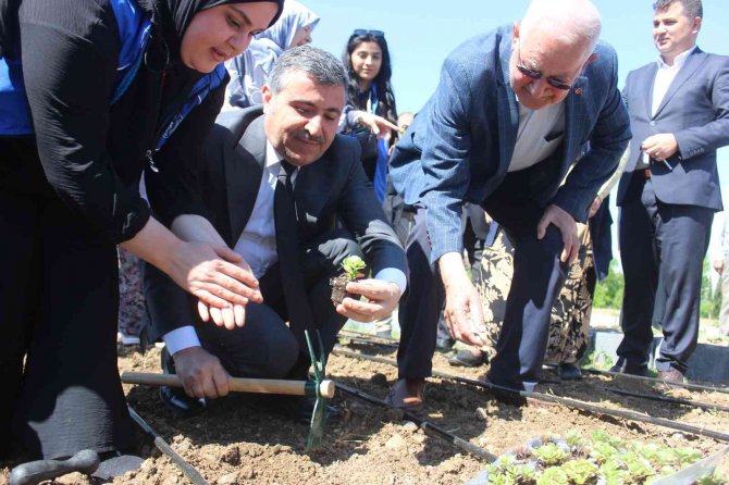 Köylerden Toplanan Ata Tohumları Huzurevi Bahçesine Ekildi