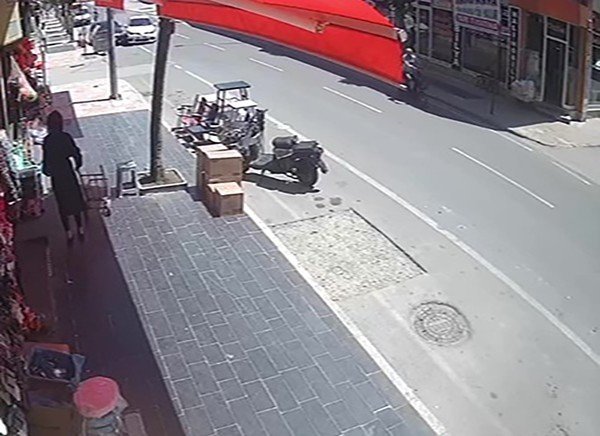 Otomobilin Park Halindeki Araca Çarpma Anı Güvenlik Kamerasında