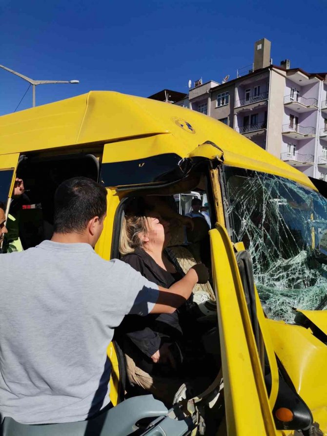 Elazığ’da Okul Servisi İle Pikap Çarpıştı: 4 Yaralı