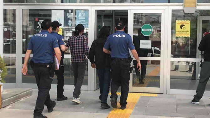 Otomobil Çalan Hırsızlar, Kendilerini Görüntüleyen Gazetecileri Tehdit Etti