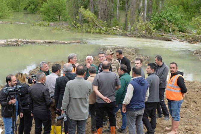 Erzurum’da Heyelan Nedeniyle 10 Ev Boşaltıldı, Mezarlar Tahrip Oldu