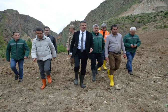 Erzurum’da Heyelan Nedeniyle 10 Ev Boşaltıldı, Mezarlar Tahrip Oldu